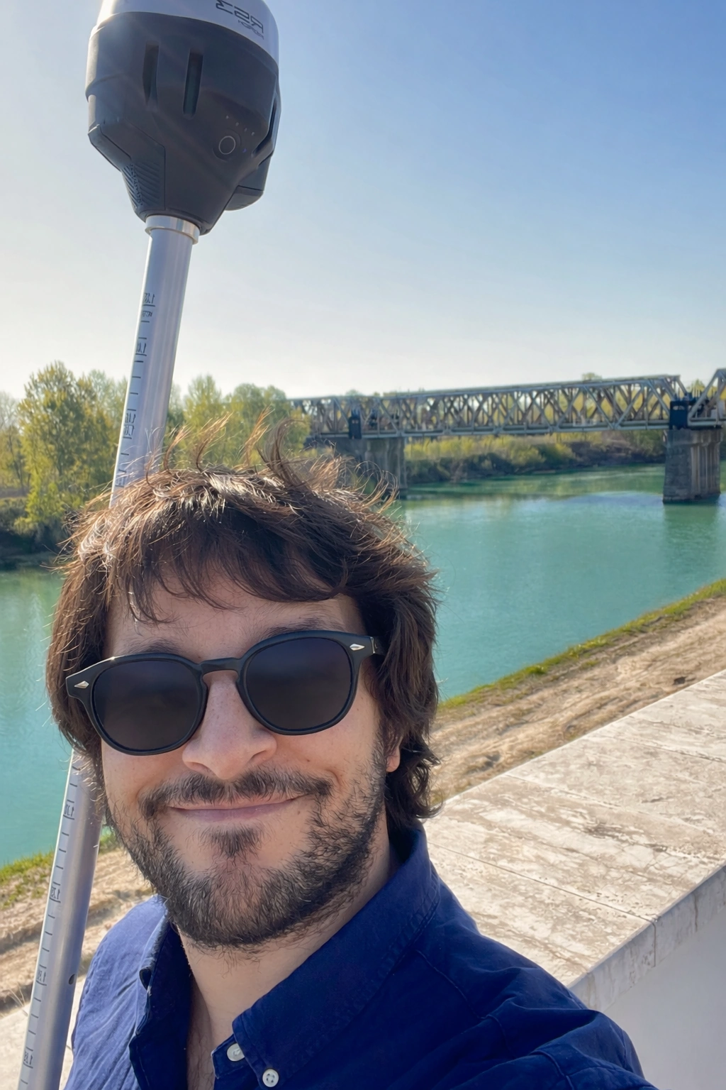 Luigi Bottegal – Ingegnere idraulico in campo con strumentazione GNSS RTK